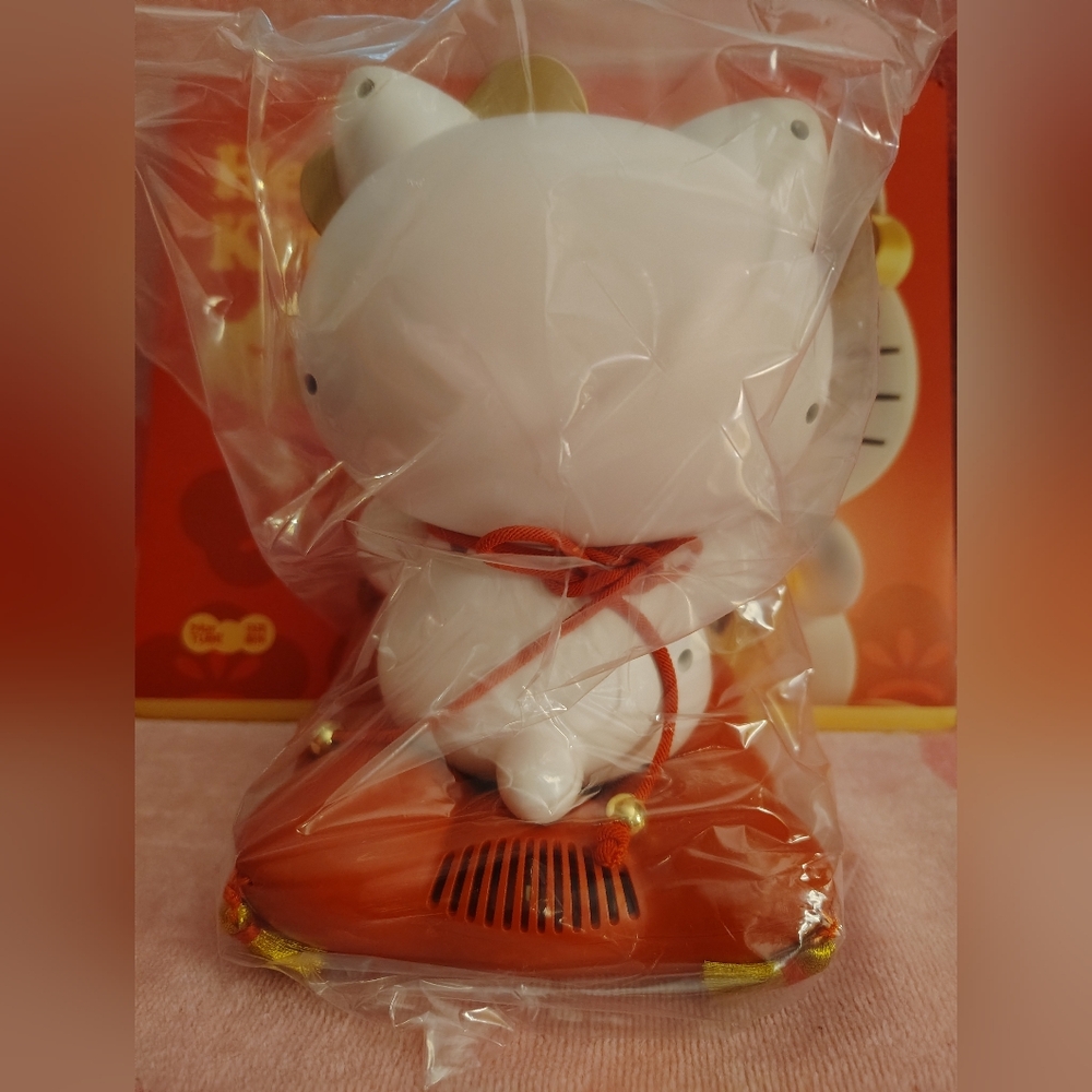 EXCLUSIVE - Hello Kitty x MarTube Lucky Cat Nightlight Set - Picture 12 of 15